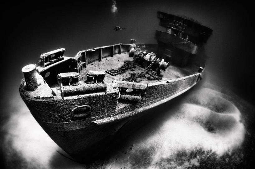 无人,横图,黑白,室外,白天,正面,旅游,度假,海底,水下,美景,轮船,船,一艘,阴影,破旧,陈旧,反射,影子,景观,水底,娱乐,自然,交通工具,享受,休闲,景色,放松,海底世界,残破,自然风光,载具,海床