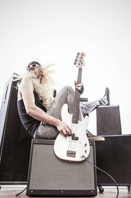 西方人,头发,一个人,音乐家,坐,笑,微笑,露齿笑,竖图,室内,白天,白色背景,侧面,机器,欧洲,欧洲人,仅一个男性,仅一个人,握,阴影,服装,裤子,装饰,反射,墨镜,头巾,眼镜,影子,电吉他,乐器,弦乐器,音响,扭头,注视,牛仔裤,休闲装,设备,喇叭,仅一个年轻男性,一个,衣服,白色,黑色,手套,太阳镜,太阳眼镜,观察,看,转头,四个,休闲,温暖,休闲服,金色,遮阳镜,便捷,搭,握着,摄影,服饰,影棚,单个,观看,翘,保暖,华丽,点缀,察看,便利,御寒,搭着,关注,灵活,扬声器,弹拨弦鸣乐器,器件,衬托,美观,雅致,雅观,男人,男性,年轻男性,白种人,长发,卷发,乐师,演奏家,音乐工作者,坐着,彩图,全身,影棚拍摄,拍摄,电声换能器,半截手套,弹拨弦乐器