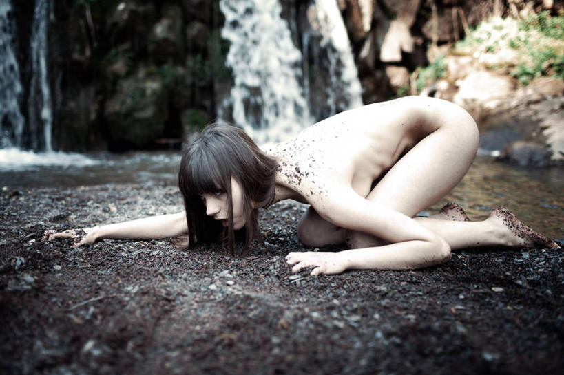 西方人,一个人,蹲,横图,室外,白天,侧面,瀑布,沙滩,水,植物,欧洲,欧洲人,仅一个年轻女性,仅一个女性,仅一个人,弯腰,阴影,飞溅,朦胧,模糊,溅,光线,沙子,液体,影子,河岸,河滩,水滴,沙地,注视,裸露,水珠,树,树木,绿色,阳光,自然,观察,看,搭,生长,成长,赤裸,观看,察看,搭着,关注,喷洒,裸,弯身,年轻女性,女人,女性,白种人,跌水,蹲着,彩图,全身