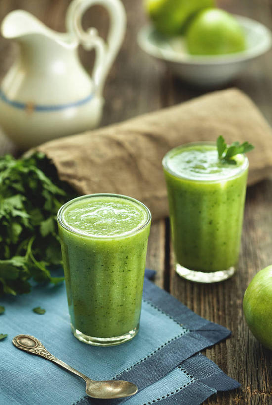 无人,竖图,俯视,室内,特写,白天,桌面,桌子,苹果,芹菜,蔬菜,杯子,水果,许多,阴影,朦胧,模糊,新鲜,反射,木制,壶,影子,勺子,西芹,生食,食品,果实,饮品,很多,两杯,蔬菜汁,玻璃制品,水壶,食物,饮料,两个,一个,餐巾,茶壶,木制品,水杯,调羹,汤匙,青苹果,有机食品,绿色食品,单个,可口,适口,保洁方巾,口布,玻璃杯,药芹,水芹,旱芹,彩图,高角度拍摄,西洋芹菜