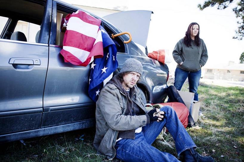 西方人,中年人,两个人,家庭,夫妻,站,坐,横图,室外,白天,正面,爱情,草地,草坪,植物,汽车,旗帜,国旗,帽子,欧洲,欧洲人,一辆,阴影,服装,裤子,朦胧,模糊,装饰,光线,影子,浪漫,注视,牛仔裤,休闲装,星条旗,车,草,树,树木,衣服,绿色,天空,阳光,自然,手套,交通工具,轿车,天,打开,翻开,观察,看,站着,休闲,温暖,温馨,一家人,休闲服,便捷,恩爱,搭,恋人,美国国旗,服饰,生长,成长,观看,保暖,华丽,点缀,和睦,察看,便利,双手插袋,御寒,搭着,关注,灵活,载具,手插袋,双手抄兜,双手放兜,衬托,美观,雅致,雅观,棉帽,掀开,男人,男性,女人,女性,中年男性,中年女性,白种人,夫妇,情侣,旗,插兜,两手抄兜,两手放兜,手插兜,手放口袋,站立,坐着,半身,彩图,美利坚合众国国旗,半截手套,伴侣,融洽,手抄兜