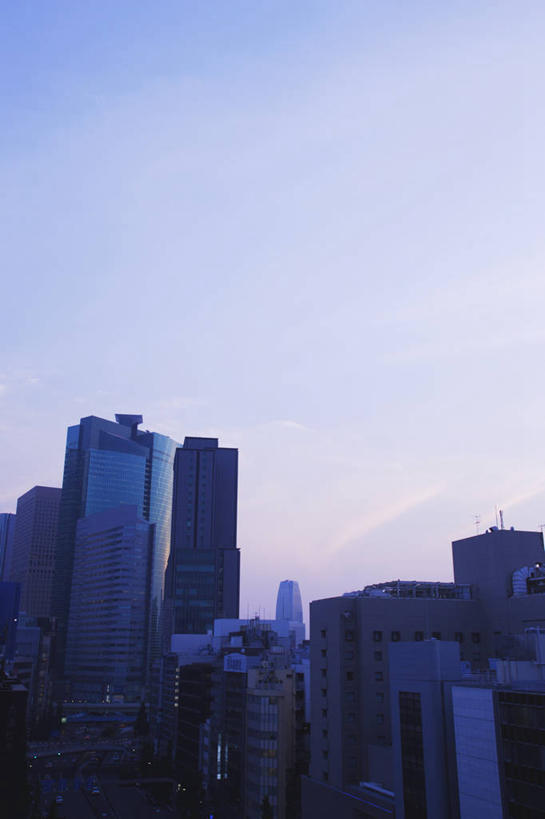 无人,高楼大厦,竖图,室外,白天,正面,度假,日出,美景,太阳,城市风光,城市,大厦,建筑,摩天大楼,阴影,光线,影子,景观,朝霞,晨曦,黎明,娱乐,建设,阳光,享受,休闲,景色,放松,朝阳,彩图,卯时,破晓,日始,大楼,高层建筑,高楼,摩天楼