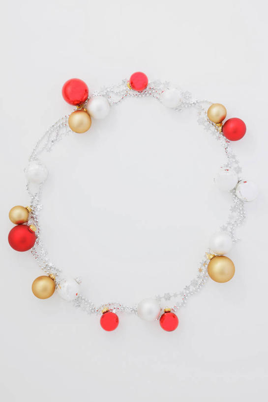 无人,竖图,俯视,室内,特写,白天,白色背景,静物,项链,圣诞节,许多,阴影,节日,庆祝,装饰,环绕,围绕,反射,圆形,挂饰,图形,影子,圆,圣诞球,很多,几何,环抱,文化,球,装饰品,红色,白色,饰品,首饰,庆典,球体,金色,摄影,影棚,纪念,华丽,修饰,点缀,数学,衬托,美观,雅致,雅观,萦绕,彩图,高角度拍摄,影棚拍摄,拍摄,几何图形,平面图形
