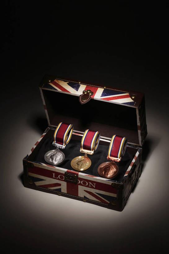 无人,竖图,俯视,室内,特写,白天,成功,胜利,静物,一排,阴影,整齐,反射,影子,排列,三个,一个,容器,箱子,光彩,摄影,影棚,单个,储藏,储存,队列,奖牌,金牌,荣誉,奖品,铜牌,银牌,荣耀,匣子,光荣,彩图,高角度拍摄,影棚拍摄,拍摄,百宝箱,首饰箱,贮存