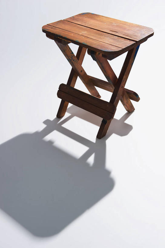 无人,竖图,俯视,室内,特写,白天,白色背景,静物,阴影,反射,木制,板凳,影子,凳子,木制品,摄影,影棚,彩图,高角度拍摄,影棚拍摄,拍摄