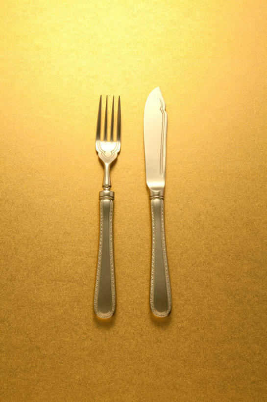 无人,竖图,俯视,室内,特写,白天,餐桌,桌子,静物,餐具,金属制品,阴影,反射,金属,叉子,刀叉,刀子,影子,两个,餐台,餐刀,餐叉,进餐用具,彩图,高角度拍摄