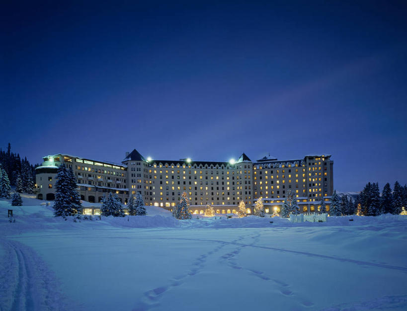 无人,家,横图,室外,夜晚,正面,旅游,度假,美景,雪,植物,大雪,酒店,路灯,照明,加拿大,阴影,光线,影子,房屋,屋子,积雪,景观,雪景,冬季,冬天,灯光,娱乐,楼房,住宅,灯,树,树木,绿色,自然,享受,休闲,景色,放松,寒冷,生长,成长,照亮,北美,北美洲,国家公园,照明设备,自然风光,美洲,阿尔伯塔省,班夫国家公园,阿尔伯塔,北亚美利加洲,亚美利加洲,严寒,艾伯塔,艾伯塔省,亚伯达,露易斯湖,彩图,房子,旅店,阿省,艾省,亚伯达省,亚省,路易斯湖城堡酒店