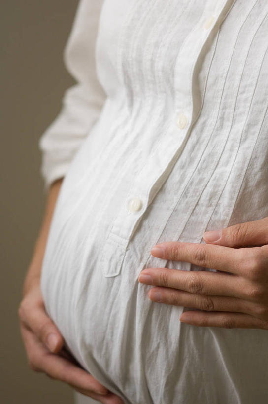 东方人,孕妇,手,一个人,站,摸,竖图,室内,特写,白天,正面,亚洲,双手,仅一个年轻女性,仅一个女性,仅一个人,抚摸,阴影,灰色背景,服装,反射,影子,黄种人,衣服,白色,站着,怀孕,手部,摄影,服饰,影棚,待产,衣着,孕妇装,穿着,妊娠,准妈妈,孕妇裙,衣饰,年轻女性,女人,女性,亚洲人,产妇,触摸,接触,站立,半身,彩图,影棚拍摄,拍摄
