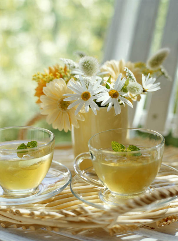 无人,竖图,室外,特写,白天,正面,快乐,幸福,茶,杯子,椅子,玻璃,阴影,朦胧,模糊,装饰,盛开,光线,影子,木椅,茶叶,玛格丽特,饮品,花蕾,娱乐,玻璃制品,雏菊,花,花瓣,花朵,鲜花,阳光,水杯,花茶,花苞,花蕊,享受,休闲,温馨,菊花,放松,活力,乐趣,保健,养生,希望,华丽,修饰,点缀,花草茶,舒适,坚强,和平,薄荷茶,离别,延命菊,幸福花,春菊,马兰头花,衬托,美观,雅致,雅观,香花茶,香片,熏花茶,暗恋,纯情,单恋,天真,茶杯,彩图,愉快