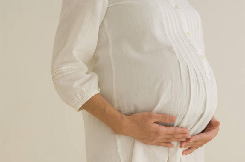 东方人,孕妇,手,一个人,站,摸,横图,室内,白天,白色背景,侧面,亚洲,双手,仅一个年轻女性,仅一个女性,仅一个人,抚摸,阴影,服装,反射,影子,黄种人,衣服,白色,站着,怀孕,手部,摄影,服饰,影棚,待产,衣着,孕妇装,穿着,妊娠,准妈妈,孕妇裙,衣饰,年轻女性,女人,女性,亚洲人,产妇,触摸,接触,站立,半身,彩图,影棚拍摄,拍摄