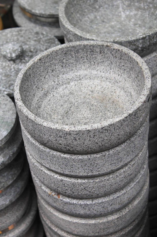 无人,竖图,俯视,室内,特写,白天,烹饪,静物,厨具,一堆,许多,阴影,堆叠,堆积,反射,锅子,石锅,影子,很多,锅,锅具,堆,烹饪用具,烹调用具,烹调,彩图,高角度拍摄