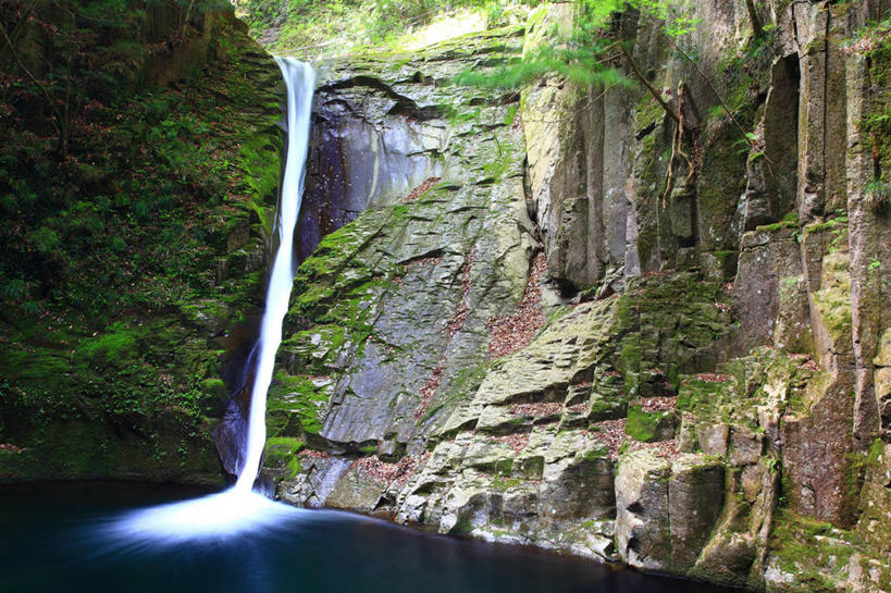 无人,横图,室外,白天,正面,旅游,度假,石头,美景,瀑布,山,山脉,水,日本,亚洲,阴影,飞溅,溅,光线,石子,液体,影子,景观,山峰,水滴,山峦,娱乐,水珠,阳光,自然,群山,享受,休闲,景色,放松,喷洒,自然风光,东亚,本州,三重县,本州岛,日本国,近畿地方,近畿,三重,跌水,石块,彩图,名张市