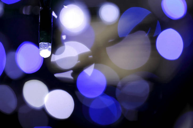 无人,横图,室外,特写,夜晚,正面,照明,阴影,朦胧,模糊,透明,光线,彩灯,影子,灯光,灯,蓝色,灯具,花灯,照亮,照明设备,理智,沉静,冷色,高深,冷淡,彩图