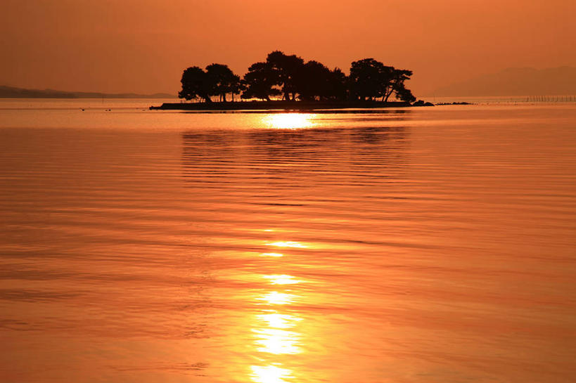 无人,横图,室外,白天,正面,旅游,度假,岛屿,海浪,海洋,美景,日落,树林,植物,日本,亚洲,阴影,波纹,光线,影子,岛,景观,浪花,晚霞,霞光,落日,涟漪,背光,娱乐,树,树木,绿色,水纹,阳光,自然,海水,黄昏,波浪,享受,休闲,景色,彩霞,放松,生长,成长,松江,自然风光,逆光,海景,东亚,本州,本州岛,日本国,水晕,中国地方,县厅,岛根,岛根县,夕照,薄暮,大海,风浪,海,海水的波动,近岸浪,列岛,群岛,涌浪,诸岛,夕阳,彩图,傍晚,松江市,宍道湖,斜阳