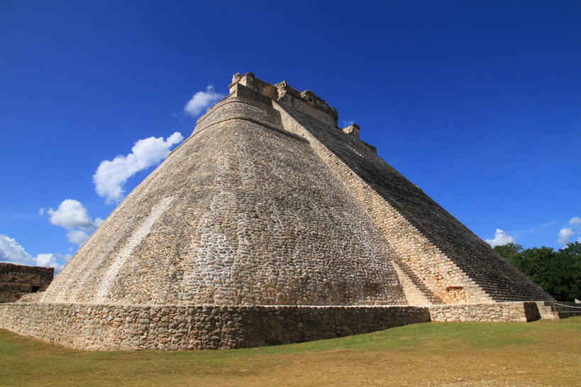 无人,横图,室外,白天,正面,旅游,度假,草地,草坪,名胜古迹,植物,地标,墨西哥,阴影,遗迹,光线,三角形,影子,云,云朵,云彩,古迹,历史,文物,娱乐,古建筑,草,树,树木,蓝色,绿色,白云,蓝天,天空,阳光,自然,天,享受,休闲,旅游胜地,金字塔,放松,生长,晴朗,成长,北美,陵墓,北美洲,美洲,古文明,玛雅文明,世界文化遗产,尤卡坦半岛,乌斯马尔,古代七大奇迹,方锥形,北亚美利加洲,亚美利加洲,墨西哥合众国,仙人掌王国,犹加敦半岛,晴空,彩图,古城遗址,标志性建筑