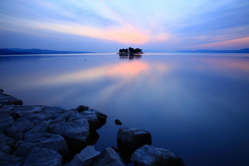 无人,横图,室外,白天,正面,旅游,度假,岛屿,湖,湖泊,石头,美景,日落,树林,水,植物,日本,亚洲,阴影,光线,石子,影子,岛,湖面,景观,水流,水面,晚霞,霞光,落日,娱乐,树,树木,绿色,阳光,自然,黄昏,湖水,享受,休闲,景色,彩霞,放松,生长,成长,松江,自然风光,东亚,本州,本州岛,日本国,中国地方,县厅,岛根,岛根县,夕照,薄暮,列岛,群岛,石块,岩石,诸岛,夕阳,彩图,傍晚,松江市,宍道湖,斜阳