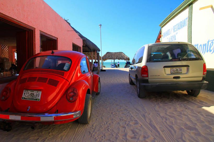 无人,家,横图,室外,白天,正面,度假,海浪,海洋,美景,沙滩,城市风光,城市,汽车,墨西哥,两辆,阴影,电力,光线,电线,电线杆,沙子,线,影子,房屋,屋子,海岸,景观,浪花,公寓,电能,沙地,线路,娱乐,洋房,楼房,住宅,车,蓝色,蓝天,天空,阳光,海水,交通工具,轿车,天,享受,休闲,景色,放松,晴朗,电,电源,北美,北美洲,载具,美洲,能量,海景,万里无云,北亚美利加洲,亚美利加洲,墨西哥合众国,仙人掌王国,大海,风浪,海,海水的波动,海滩,近岸浪,涌浪,晴空,晴空万里,彩图,房子