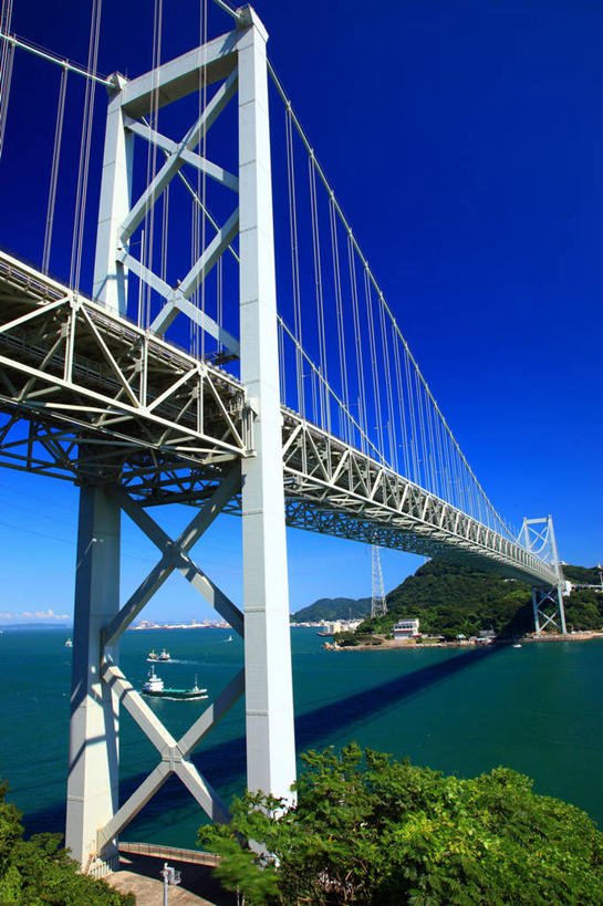 无人,竖图,室外,白天,仰视,旅游,度假,河流,水,植物,标志建筑,大桥,地标,建筑,立交桥,桥梁,日本,亚洲,阴影,光线,影子,河水,水流,高架,斜拉桥,桥,娱乐,建设,树,树木,蓝色,绿色,蓝天,天空,阳光,自然,天,享受,休闲,旅游胜地,放松,生长,晴朗,成长,东亚,本州,万里无云,本州岛,日本国,中国地方,山口,山口县,下关,晴空,晴空万里,彩图,低角度拍摄,下关市