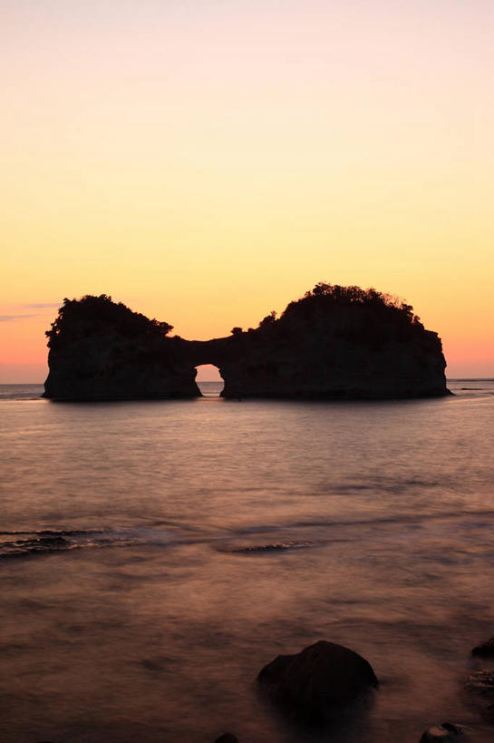 无人,竖图,室外,白天,正面,旅游,度假,岛屿,海浪,海洋,美景,日落,日本,亚洲,阴影,光线,影子,岛,洞,景观,浪花,晚霞,霞光,落日,背光,娱乐,阳光,自然,海水,黄昏,享受,休闲,景色,彩霞,放松,洞穴,自然风光,逆光,海景,东亚,本州,穴,本州岛,日本国,近畿地方,近畿,和歌山,和歌山县,夕照,薄暮,大海,风浪,海,海水的波动,近岸浪,列岛,群岛,涌浪,诸岛,夕阳,彩图,傍晚,白滨町,西牟娄郡,斜阳