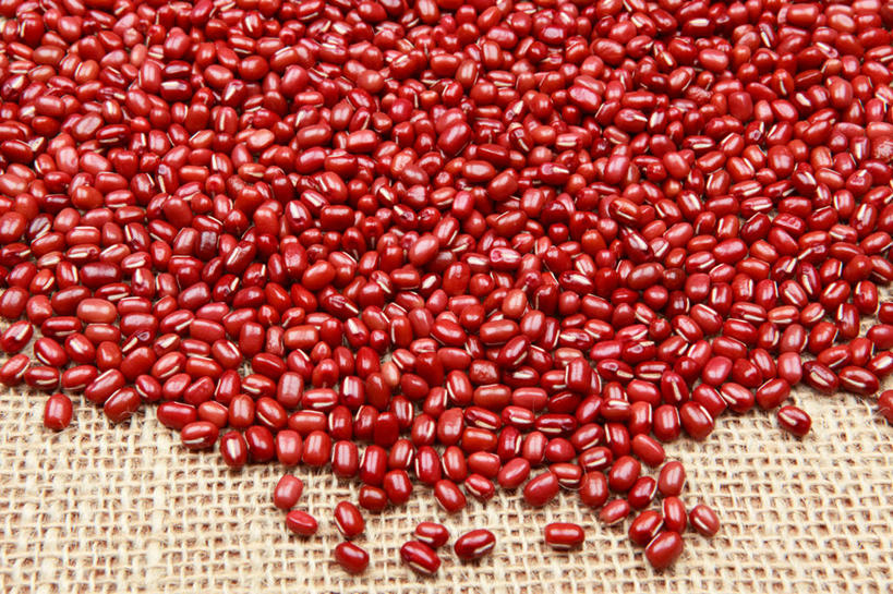 无人,横图,俯视,室内,特写,白天,植物,蔬菜,纺织品,一堆,许多,阴影,堆叠,堆积,亚麻布,新鲜,反射,布,影子,红豆,食品,相思豆,草药,药草,织物,很多,中药,食物,摄影,有机食品,绿色食品,影棚,堆,布匹,药材,中草药,中药材,本草,彩图,高角度拍摄,影棚拍摄,拍摄,黑头小鸡,鸡母珠,土甘草,相思子