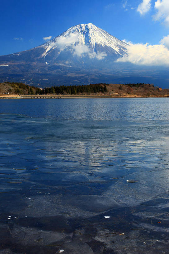 无人,竖图,室外,白天,正面,旅游,度假,湖,湖泊,火山,美景,山,水,雪,雪山,大雪,富士山,静冈县,日本,亚洲,阴影,光线,影子,冰,湖面,积雪,景观,山峰,水流,水面,雪景,云,云朵,冬季,冬天,山峦,云彩,娱乐,蓝色,白云,蓝天,天空,阳光,自然,湖水,天,享受,休闲,景色,放松,寒冷,晴朗,冰冷,自然风光,东亚,本州,本州岛,日本国,中部地方,静冈,富士宫,严寒,冰凉,酷寒,凛冽,凛凛,极冷,活火山,晴空,彩图,朝雾高原,田贯湖