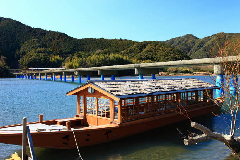 无人,横图,室外,白天,正面,旅游,度假,河流,美景,山,山脉,水,船,日本,亚洲,一艘,阴影,波纹,飞溅,溅,光线,木板,液体,影子,河水,景观,山峰,水滴,水流,桥,木船,木桥,山峦,娱乐,栈桥,水珠,蓝色,蓝天,水纹,天空,阳光,自然,绳子,船尾波,交通工具,波浪,群山,天,享受,休闲,景色,放松,晴朗,人行桥,木板桥,绳索,舟,喷洒,自然风光,载具,缆绳,东亚,万里无云,高知,日本国,高知县,四国地方,四国,四国岛,晴空,晴空万里,彩图,四万十川