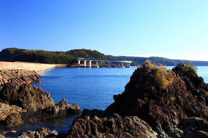 无人,横图,室外,白天,正面,旅游,度假,海浪,海洋,河流,礁石,石头,美景,山,山脉,水,道路,路,公路,日本,亚洲,阴影,光线,石子,影子,河水,景观,浪花,山峰,水流,高架,交通,山峦,娱乐,蓝色,蓝天,天空,阳光,自然,海水,群山,天,享受,休闲,景色,放松,晴朗,自然风光,高架桥,海景,东亚,高架道路,跨线桥,本州,万里无云,本州岛,日本国,近畿地方,近畿,和歌山,和歌山县,串本町,大海,风浪,海,海水的波动,礁,近岸浪,石块,岩石,涌浪,晴空,晴空万里,彩图,东牟娄郡