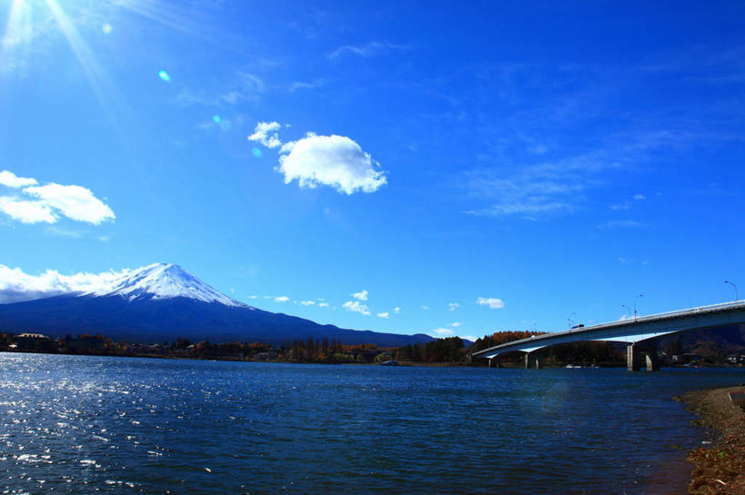 无人,横图,室外,白天,正面,旅游,度假,火山,河流,美景,秋季,山,水,雪,雪山,植物,大雪,富士山,日本,亚洲,阴影,枯萎,光线,影子,冰,河水,积雪,景观,山峰,水流,雪景,云,云朵,冬季,冬天,枯草,山峦,云彩,娱乐,草,黄色,蓝色,白云,蓝天,天空,阳光,自然,天,享受,休闲,景色,放松,寒冷,晴朗,冰冷,自然风光,东亚,本州,本州岛,日本国,中部地方,山梨,山梨县,严寒,冰凉,酷寒,凛冽,凛凛,极冷,富士五湖,活火山,晴空,秋,秋天,彩图,镜头光晕,透镜闪耀,眩光,河口湖,南都留郡,富士河口湖町
