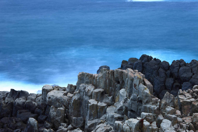 无人,横图,俯视,室外,白天,旅游,度假,海浪,海洋,礁石,石头,美景,沙滩,日本,亚洲,阴影,光线,沙子,石子,影子,海岸,景观,浪花,沙地,娱乐,阳光,自然,海水,享受,休闲,景色,放松,自然风光,海景,东亚,本州,本州岛,日本国,中部地方,福井,福井县,大海,风浪,海,海水的波动,海滩,礁,近岸浪,石块,岩石,涌浪,彩图,高角度拍摄,坂井市