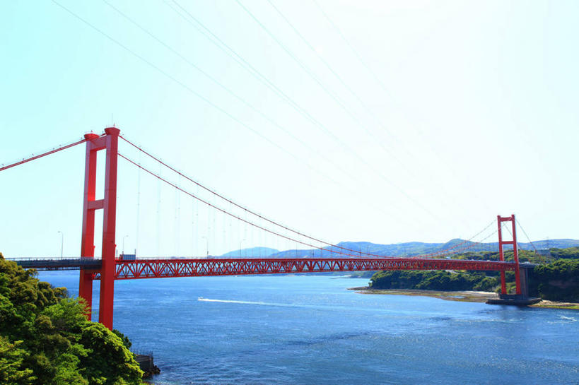 无人,横图,室外,白天,正面,旅游,度假,河流,树林,水,植物,标志建筑,地标,建筑,长崎,日本,亚洲,阴影,光线,影子,河水,水流,桥,娱乐,建设,树,树木,红色,蓝色,绿色,蓝天,天空,阳光,自然,天,享受,休闲,旅游胜地,放松,吊桥,生长,晴朗,成长,人行桥,悬索桥,吊杆,东亚,万里无云,日本国,长崎县,九州本岛,九州,九州岛,九州地方,平户大桥,锚锭,悬索,平户,平户市,晴空,晴空万里,彩图,平户岛