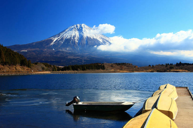 无人,横图,室外,白天,正面,旅游,度假,草地,草坪,湖,湖泊,火山,美景,山,树林,水,雪,雪山,植物,大雪,船,富士山,静冈县,日本,亚洲,阴影,波纹,飞溅,溅,光线,木板,液体,影子,冰,湖面,积雪,景观,山峰,水滴,水流,水面,雪景,云,云朵,冬季,冬天,桥,木船,木桥,山峦,云彩,娱乐,栈桥,水珠,草,树,树木,黄色,蓝色,绿色,白云,蓝天,水纹,天空,阳光,自然,船尾波,交通工具,波浪,湖水,天,享受,休闲,景色,放松,寒冷,生长,晴朗,成长,人行桥,木板桥,冰冷,舟,四艘,喷洒,自然风光,载具,东亚,本州,本州岛,日本国,中部地方,静冈,富士宫,严寒,冰凉,酷寒,凛冽,凛凛,极冷,活火山,晴空,彩图,朝雾高原,田贯湖
