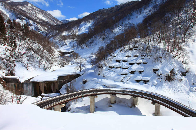 无人,横图,室外,白天,正面,旅游,度假,美景,山,雪,雪山,大雪,道路,路,公路,长野县,日本,亚洲,阴影,光线,影子,冰,积雪,景观,山峰,雪景,云,云朵,冬季,冬天,高架,交通,山峦,云彩,娱乐,蓝色,白云,蓝天,天空,阳光,自然,天,享受,休闲,景色,放松,寒冷,晴朗,冰冷,自然风光,高架桥,东亚,高架道路,跨线桥,本州,本州岛,日本国,中部地方,长野,严寒,冰凉,酷寒,凛冽,凛凛,极冷,北安,北安昙郡,晴空,彩图,小谷村