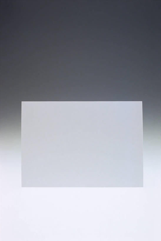 无人,竖图,黑白,室内,特写,白天,正面,桌面,桌子,静物,阴影,灰色背景,反射,影子,一个,灰色,白板,摄影,影棚,单个,记录板,记事板,影棚拍摄,拍摄