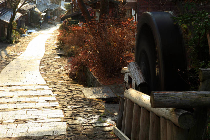 无人,家,栏杆,横图,室外,白天,正面,度假,石头,美景,秋季,植物,城市风光,城市,道路,路,叶子,日本,亚洲,阴影,光线,石子,影子,房屋,屋子,景观,围栏,小路,枯叶,落叶,交通,娱乐,护栏,楼房,住宅,树,树木,红色,绿色,阳光,自然,享受,休闲,景色,放松,生长,成长,东亚,本州,本州岛,日本国,中部地方,岐阜,岐阜县,叶,叶片,石块,岩石,秋,秋天,彩图,房子,中津川市