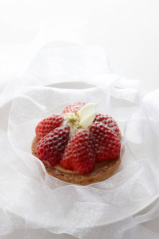 点心,无人,竖图,俯视,室内,特写,白天,白色背景,下午茶,餐桌,桌子,草莓,浆果,餐具,一堆,许多,阴影,堆叠,堆积,反射,碟子,盘,影子,食品,很多,蛋挞,食物,糕点,一个,盘子,碟,摄影,影棚,单个,餐台,堆,蛋塔,洋莓,水果皇后,红莓,地莓,彩图,高角度拍摄,影棚拍摄,拍摄,草莓蛋挞