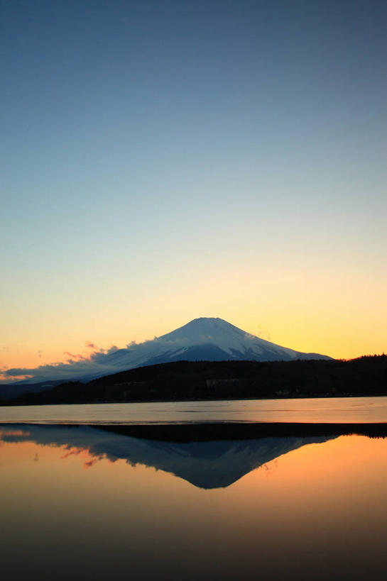 无人,竖图,室外,白天,正面,旅游,度假,湖,湖泊,火山,美景,日落,山,水,雪,雪山,大雪,富士山,日本,亚洲,冰,湖面,积雪,景观,山峰,水流,水面,晚霞,霞光,雪景,冬季,冬天,落日,山峦,娱乐,蓝色,倒影,蓝天,天空,自然,黄昏,湖水,天,享受,休闲,景色,彩霞,放松,寒冷,晴朗,淡水湖,冰冷,倒映,自然风光,东亚,本州,万里无云,本州岛,日本国,中部地方,山梨,山梨县,严寒,冰凉,酷寒,凛冽,凛凛,极冷,富士五湖,山中湖,夕照,反照,薄暮,活火山,晴空,晴空万里,夕阳,彩图,傍晚,南都留郡,斜阳,富士河口湖町