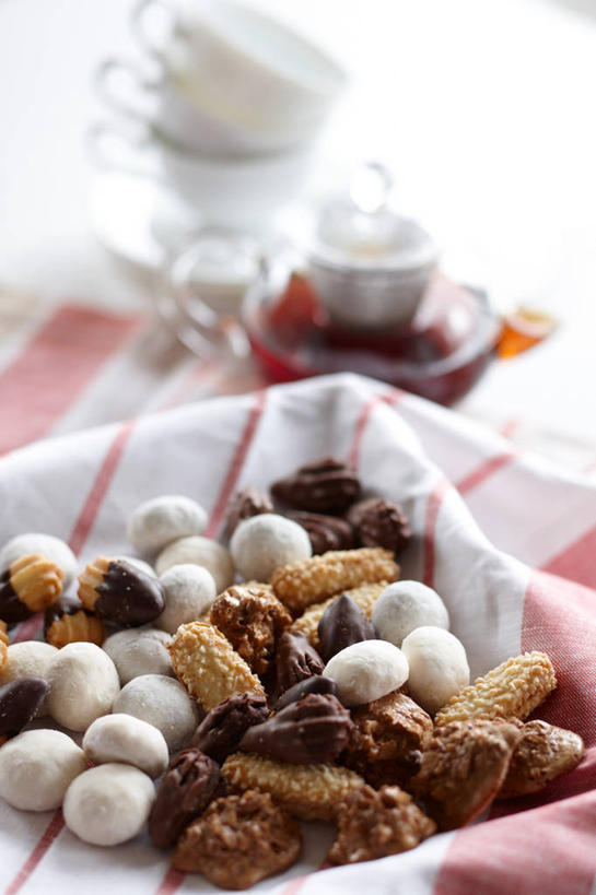 点心,无人,竖图,俯视,室内,特写,白天,幸福,餐桌,茶,桌子,杯子,一堆,许多,阴影,堆叠,堆积,反射,布料,壶,影子,红茶,茶叶,食品,曲奇,很多,布纹,娱乐,玻璃制品,水壶,桌布,食物,餐巾,茶壶,容器,水杯,台布,饼干,零食,奶油,享受,休闲,温馨,放松,乐趣,餐台,堆,提神,乳制品,舒适,醒脑,曲奇饼,曲奇饼干,激凌,克林姆,淇淋,玻璃杯,餐桌布,彩图,高角度拍摄,泡沫红茶