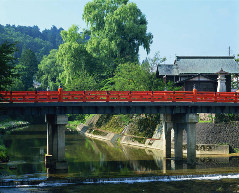 无人,家,栏杆,横图,室外,白天,正面,旅游,度假,河流,美景,树林,水,植物,建筑,日本,亚洲,阴影,光线,木板,瓦片,影子,房屋,屋子,河水,景观,水流,围栏,桥,木桥,瓦,娱乐,护栏,楼房,住宅,栈桥,树,树木,蓝色,绿色,蓝天,天空,阳光,自然,天,享受,休闲,景色,放松,建造,生长,晴朗,成长,人行桥,木板桥,自然风光,东亚,屋瓦,本州,万里无云,本州岛,日本国,中部地方,岐阜,岐阜县,晴空,晴空万里,彩图,房子,高山市