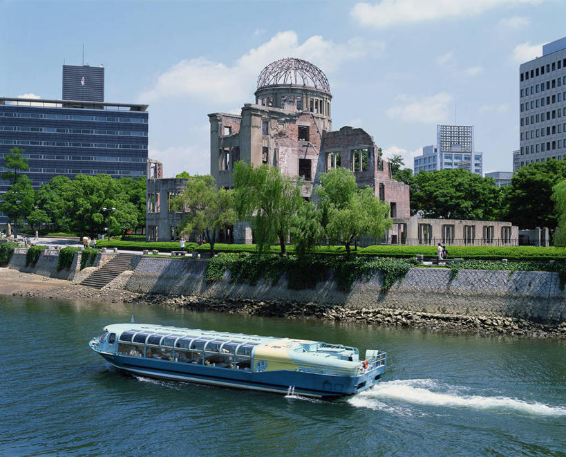 无人,高楼大厦,横图,室外,白天,正面,度假,河流,美景,水,植物,城市风光,标志建筑,城市,大厦,地标,建筑,摩天大楼,船,广岛县,日本,亚洲,阴影,波纹,飞溅,溅,光线,液体,影子,河水,景观,水滴,水流,云,云朵,涟漪,云彩,娱乐,建设,游轮,游船,水珠,树,树木,蓝色,绿色,白云,倒影,蓝天,水纹,天空,阳光,自然,船尾波,交通工具,邮轮,波浪,天,享受,休闲,景色,放松,生长,晴朗,成长,倒映,喷洒,载具,东亚,本州,本州岛,日本国,广岛和平纪念公园,広岛,水晕,中国地方,旅游船,反照,广岛和平纪念碑,广岛和平纪念馆,原爆纪念馆,原爆圆顶塔,原子弹爆炸圆顶屋,晴空,彩图,大楼,高层建筑,高楼,摩天楼