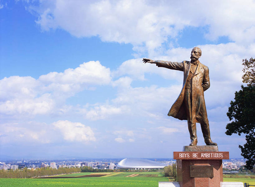 西方人,一个人,无人,站,横图,室外,白天,正面,西装,度假,草地,草坪,美景,植物,城市风光,城市,雕塑,北海道,欧洲,日本,欧洲人,亚洲,仅一个男性,仅一个人,仅一个中年男性,指,阴影,套装,正装,艺术,装饰,光线,雕刻,雕像,影子,景观,云,云朵,云彩,扭头,注视,指点,职业装,娱乐,草,树,树木,蓝色,绿色,白云,蓝天,天空,阳光,自然,工艺品,天,观察,看,站着,转头,享受,休闲,景色,放松,生长,晴朗,成长,观看,纪念,美术,察看,指向,关注,主题,陈列,东亚,日本国,北海道地方,北海道岛,功能,美学,男人,男性,中年男性,白种人,晴空,站立,彩图,全身,威廉.史密夫.克拉克,威廉.史密斯.克拉克,克拉克博士,校长