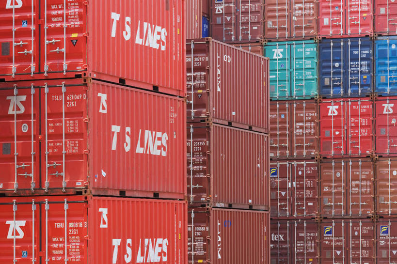 无人,码头,横图,室外,白天,正面,港口,一排,许多,整齐,英文,标志,文字,字符,字母,褐色,集装箱,很多,标识,货柜,排列,红色,蓝色,箱子,运输,堆,英文字母,队列,物流,集装箱码头,彩图,摆渡口,埠头,渡口,渡头,港湾,海港,货运码头,口岸,商港