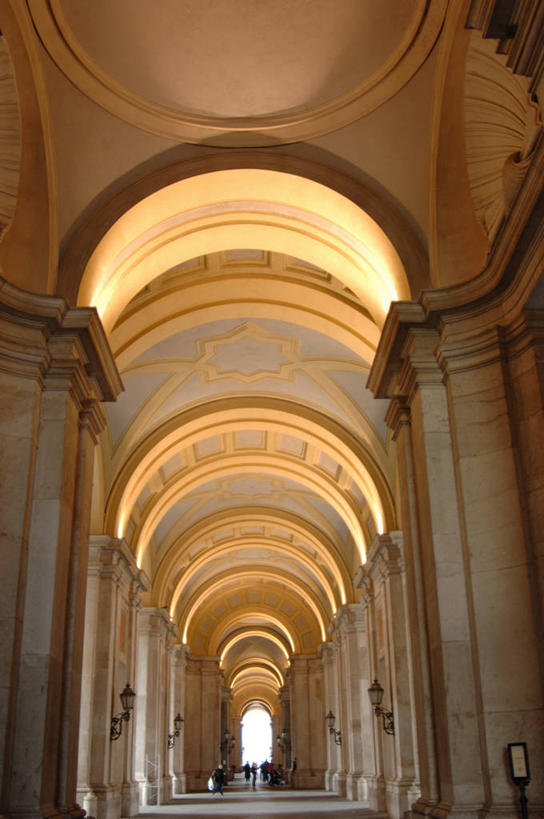 家,宫殿,竖图,室内,白天,仰视,旅游,度假,美景,别墅,城市风光,标志建筑,城市,地标,建筑,意大利,欧洲,阴影,光线,影子,房屋,墙,屋子,景观,公寓,拱门,灯光,娱乐,建设,洋房,楼房,墙壁,墙面,住宅,享受,休闲,景色,放松,宫廷,南欧,意大利共和国,首府,坎帕尼亚,王宫,坎帕尼亚大区,卡塞塔,卡塞塔省,彩图,低角度拍摄,房子,皇宫,卡塞塔王宫