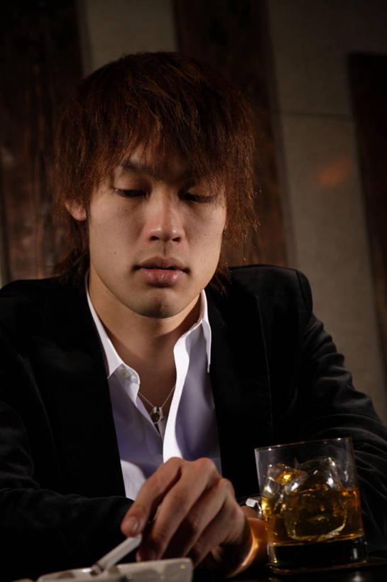 威士忌,东方人,一个人,酒吧,坐,竖图,室内,白天,正面,衬衫,西装,吧台,餐桌,桌子,杯子,亚洲,仅一个男性,仅一个人,阴影,套装,服装,正装,反射,影子,冰,冰块,酒类,注视,职业装,黄种人,冷冻,玻璃制品,酒,饮料,仅一个年轻男性,一个,衣服,水杯,低头,观察,看,服务台,寒冷,服饰,冷藏,单个,餐台,观看,察看,冰冷,衣着,穿着,关注,保鲜,垂头,烈酒,衣饰,男人,男性,年轻男性,亚洲人,玻璃杯,坐着,半身,彩图,衬衣,酒吧间,酒馆,酒吧台