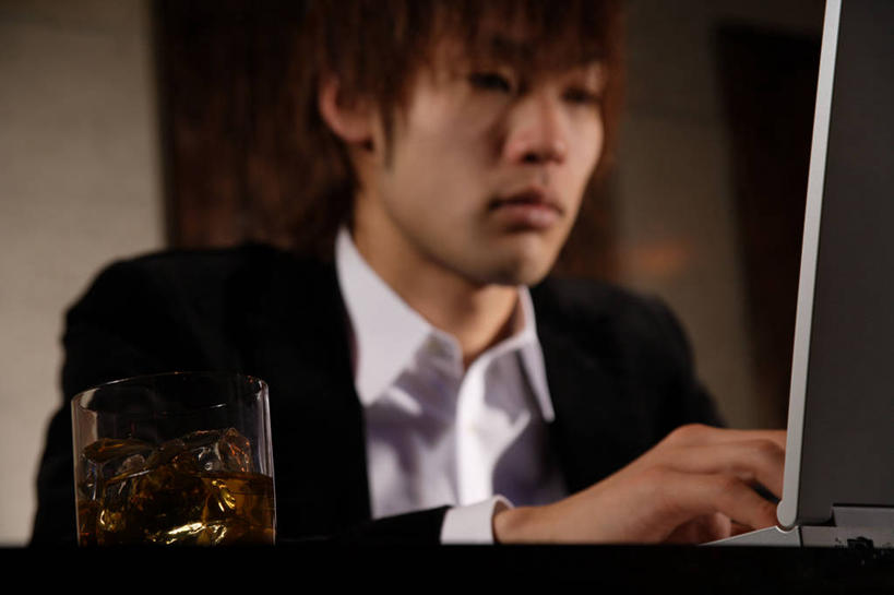 威士忌,东方人,一个人,酒吧,坐,横图,室内,白天,正面,衬衫,西装,电脑,笔记本电脑,吧台,餐桌,桌子,杯子,亚洲,仅一个男性,仅一个人,敲打,套装,服装,正装,网络,冰,冰块,酒类,注视,职业装,黄种人,输入,通讯设备,冷冻,玻璃制品,酒,饮料,仅一个年轻男性,一个,衣服,水杯,打字,观察,看,服务台,寒冷,服饰,冷藏,单个,餐台,观看,点击,一台,敲击,察看,冰冷,无线,衣着,穿着,关注,通信设备,无线网络,无线上网,便携式电脑,保鲜,烈酒,衣饰,按键,手提电脑,男人,男性,年轻男性,亚洲人,玻璃杯,坐着,半身,彩图,衬衣,酒吧间,酒馆,酒吧台