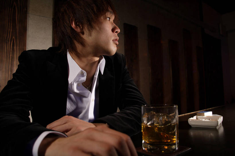 威士忌,东方人,一个人,酒吧,坐,横图,室内,白天,正面,衬衫,西装,吧台,餐桌,桌子,杯子,亚洲,仅一个男性,仅一个人,阴影,套装,服装,正装,反射,影子,冰,冰块,酒类,扭头,注视,职业装,黄种人,冷冻,玻璃制品,酒,饮料,仅一个年轻男性,一个,衣服,水杯,观察,看,转头,服务台,寒冷,服饰,冷藏,单个,餐台,观看,察看,冰冷,衣着,穿着,关注,保鲜,烈酒,衣饰,男人,男性,年轻男性,亚洲人,玻璃杯,坐着,半身,彩图,衬衣,酒吧间,酒馆,酒吧台