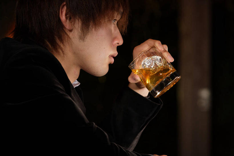 威士忌,东方人,一个人,酒吧,坐,横图,室内,白天,侧面,衬衫,西装,杯子,亚洲,仅一个男性,仅一个人,握,阴影,套装,服装,正装,反射,影子,冰,冰块,酒类,拿,拿着,注视,职业装,黄种人,冷冻,玻璃制品,酒,饮料,仅一个年轻男性,一个,衣服,水杯,观察,看,寒冷,握着,服饰,冷藏,单个,观看,察看,冰冷,衣着,穿着,关注,保鲜,烈酒,衣饰,男人,男性,年轻男性,亚洲人,玻璃杯,坐着,半身,彩图,衬衣,酒吧间,酒馆