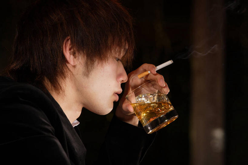 威士忌,东方人,一个人,酒吧,坐,横图,室内,白天,正面,西装,杯子,香烟,亚洲,仅一个男性,仅一个人,握,阴影,套装,服装,正装,反射,影子,冰,冰块,酒类,拿,拿着,注视,职业装,黄种人,冷冻,玻璃制品,酒,饮料,仅一个年轻男性,一个,衣服,水杯,观察,看,烟,寒冷,握着,服饰,冷藏,单个,观看,察看,冰冷,衣着,穿着,关注,保鲜,烈酒,衣饰,男人,男性,年轻男性,亚洲人,玻璃杯,卷烟,烟草,纸烟,坐着,半身,彩图,酒吧间,酒馆