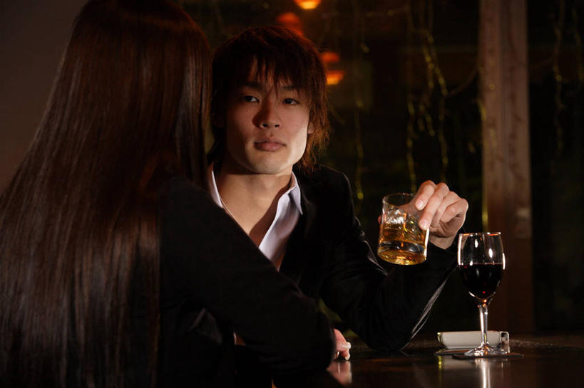 红酒,威士忌,葡萄酒,东方人,一个人,酒吧,坐,横图,室内,白天,正面,衬衫,西装,吧台,餐桌,桌子,杯子,亚洲,仅一个男性,仅一个人,握,阴影,套装,服装,正装,反射,高脚杯,影子,冰,冰块,红酒杯,酒类,拿,拿着,注视,职业装,黄种人,冷冻,玻璃制品,酒,饮料,仅一个年轻男性,衣服,酒杯,观察,看,服务台,红葡萄酒,寒冷,握着,服饰,冷藏,餐台,观看,察看,冰冷,衣着,葡萄酒杯,穿着,关注,保鲜,烈酒,衣饰,男人,男性,年轻男性,亚洲人,玻璃杯,坐着,半身,彩图,衬衣,酒吧间,酒馆,酒吧台