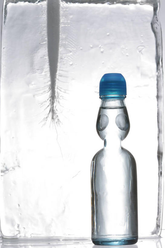 无人,竖图,室内,特写,白天,白色背景,正面,冰,冰块,冷冻,一个,瓶子,塑料制品,塑料瓶,寒冷,摄影,影棚,冷藏,单个,冰冷,苏打,保鲜,碳酸钠,化学物质,纯碱,碱面,彩图,影棚拍摄,拍摄