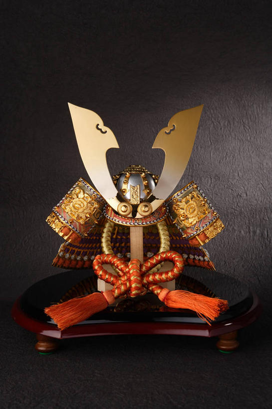 无人,竖图,室内,特写,白天,正面,安全,静物,端午节,黑色背景,节日,庆祝,装饰,盔甲,丝绸,丝带,缎带,防护,文化,绸带,庆典,摄影,影棚,纪念,保护,华丽,修饰,点缀,儿童节,保险,防御,铠甲,衬托,美观,雅致,雅观,防具,防卫,端阳节,五月节,午日节,平安,彩图,影棚拍摄,拍摄,男儿节,甲胄